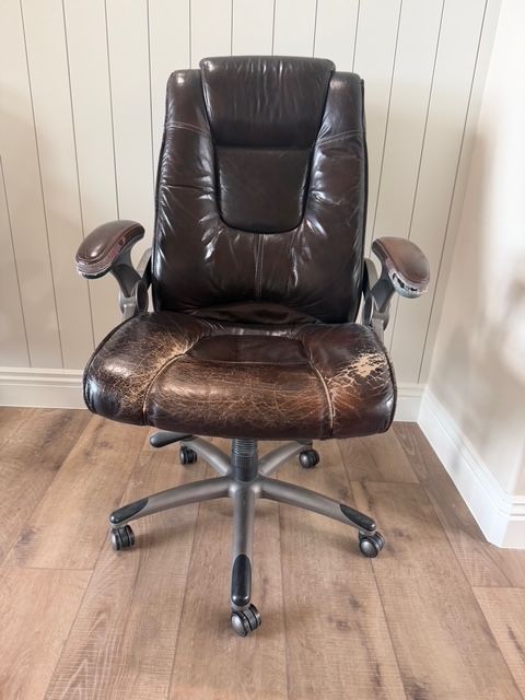 Dark Brown Leather Executive Office Chair – Comfortable & Adjustable