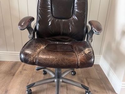 Dark Brown Leather Executive Office Chair – Comfortable & Adjustable