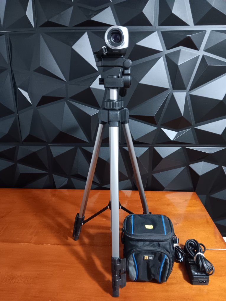 Sony Handycam HDR-CX100 HD Video Camera Camcorder Silver with Battery & Charger. Tested. Excellent Conditions! Tripod included.