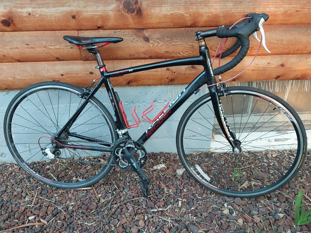 Raleigh Revenio 2.0 Aluminum Carbon Fork Road Bike