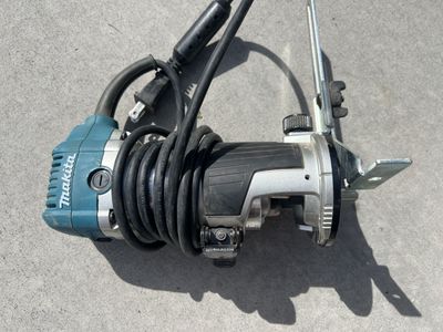 Makita RT0701C 1-1/4 HP Compact Router Variable Speed Corded Electric Tool