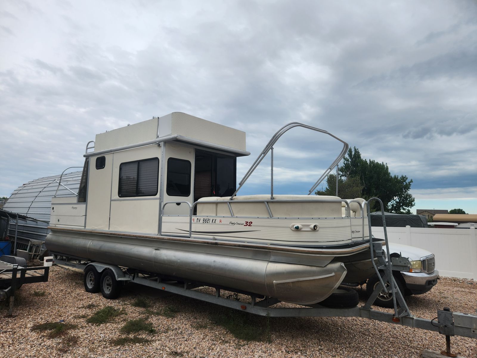 32 Foot pontoon boat Sun Tracker regency party cruiser