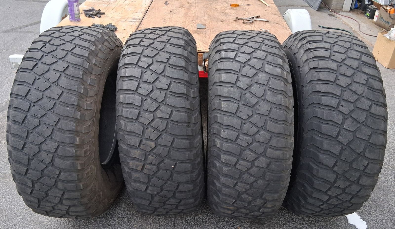 4 ) BFGOODRICH Mud Terrain LT  39X13.50 R17 LT