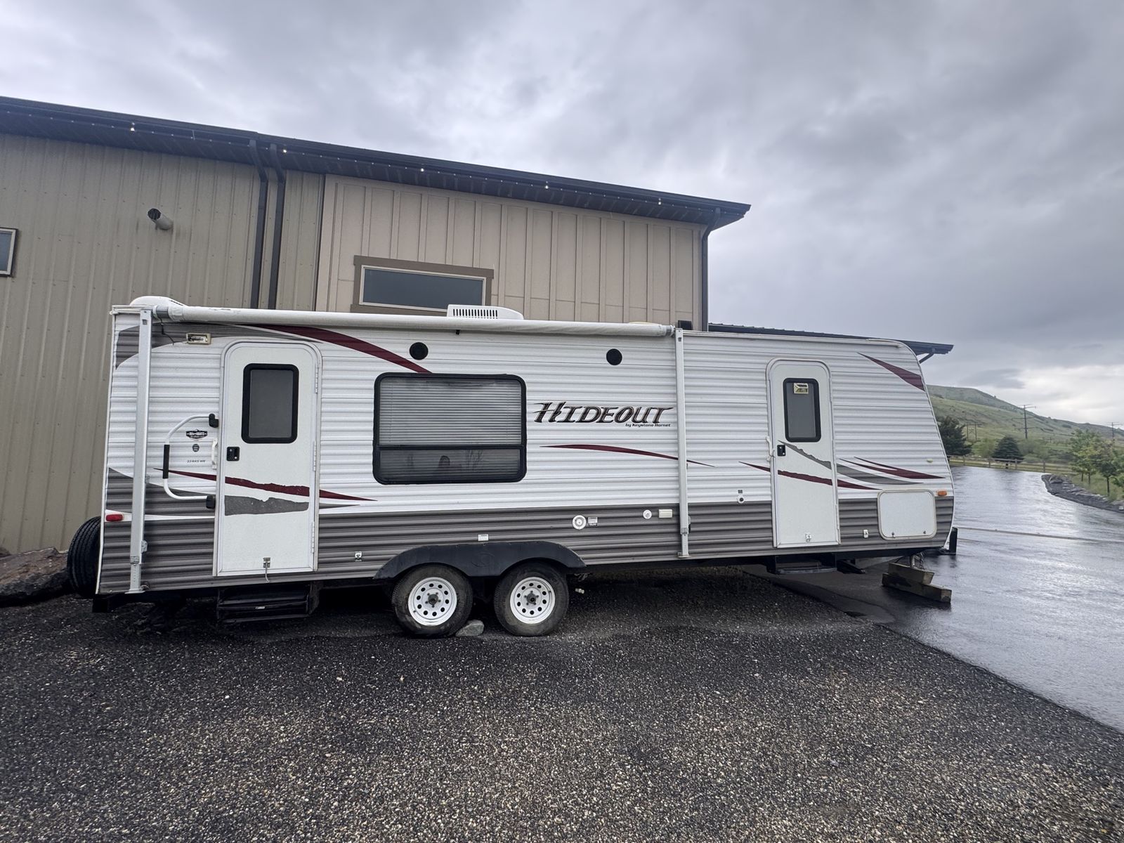 2012 Keystone Hideout Travel Trailer - 30ft, 5-Sleeper, Awning, 1 Slide-Out