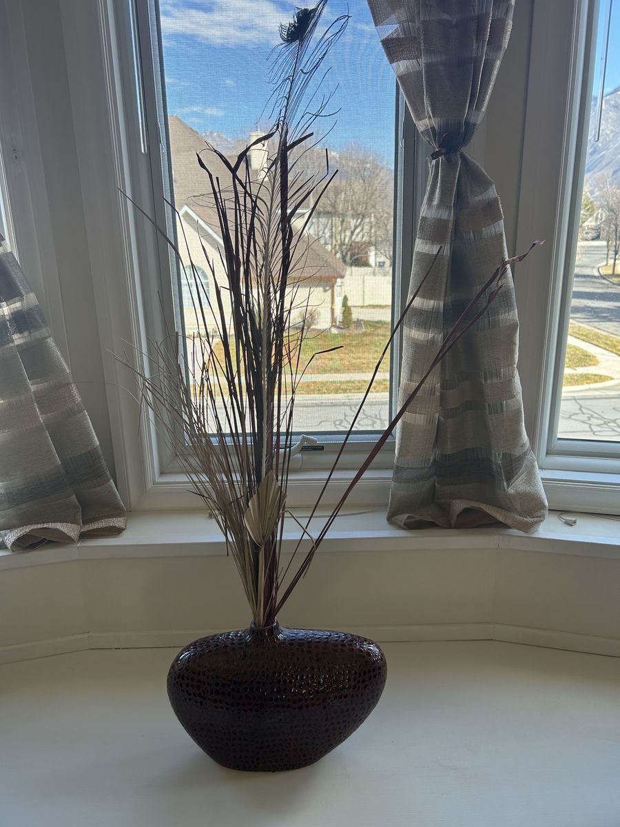 Modern Textured Decorative Vase with Dried Floral Arrangement