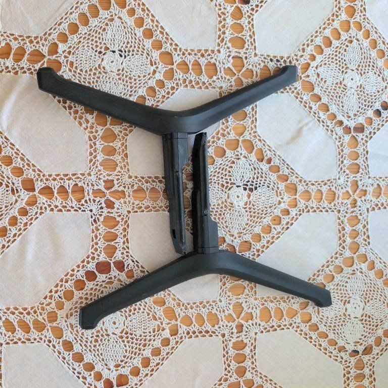 Samsung 75 inch LCD Smart TV original leg stands