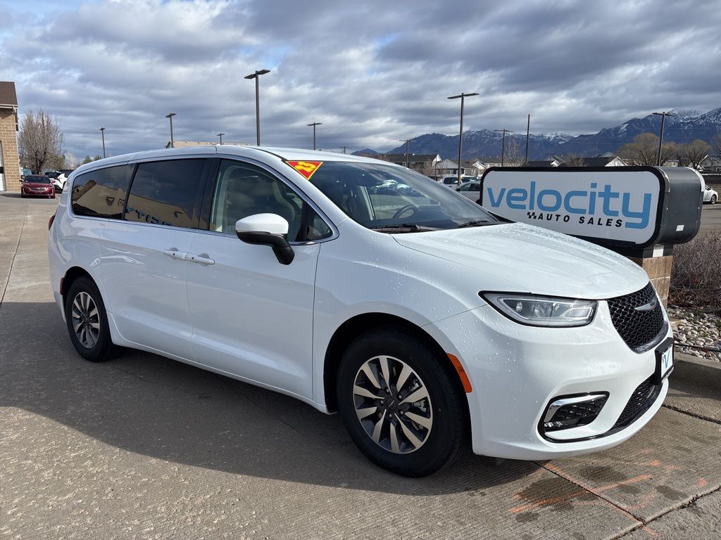 2023 Chrysler Pacifica Plug-In Hybrid Touring L