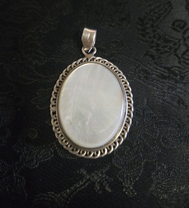 Sterling Silver Mother of Pearl Oval Pendant - Classic Rope Edge Design