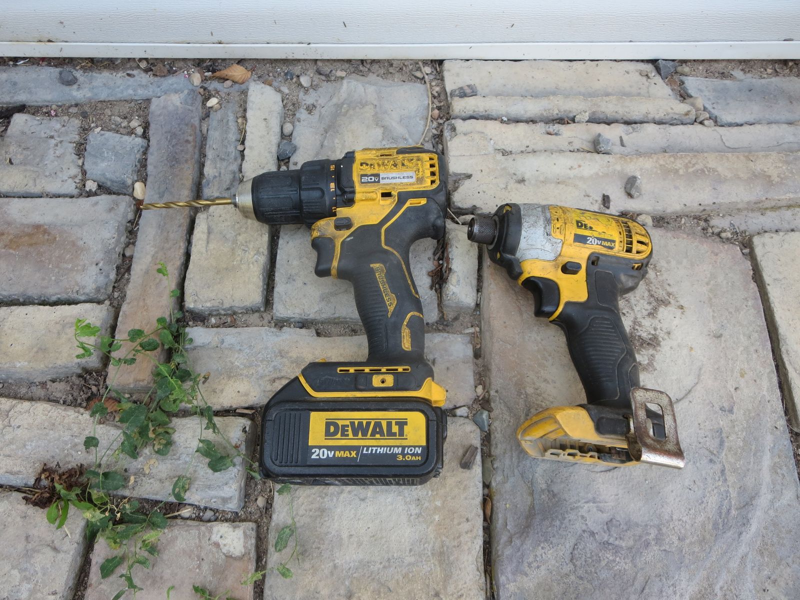 Dewalt 20V Max Brushless Drill and Impact Driver Combo Set with Battery