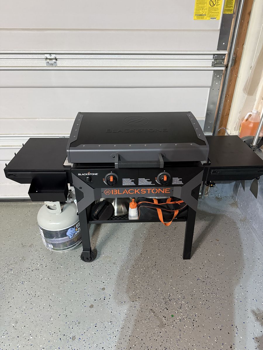 Like new 28” blackstone with hood