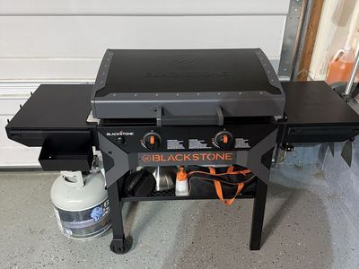 Like new 28” blackstone with hood