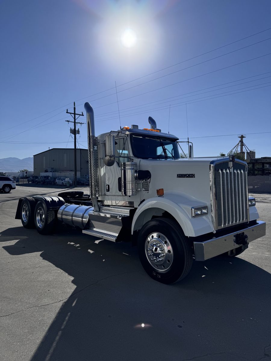 Kenworth Day Cab Semi Truck Tractor - White