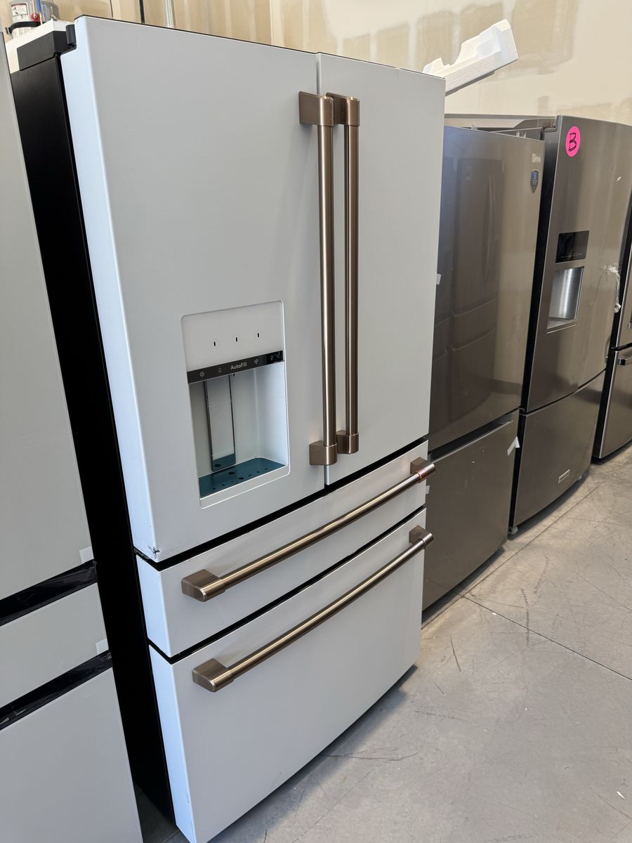Floor model CAFÉ™ ENERGY STAR 22.3 Cu. Ft. Smart Counter-Depth 4-Door French-Door Refrigerator