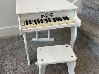 Schoenhut 30-Key Kids Piano with Bench