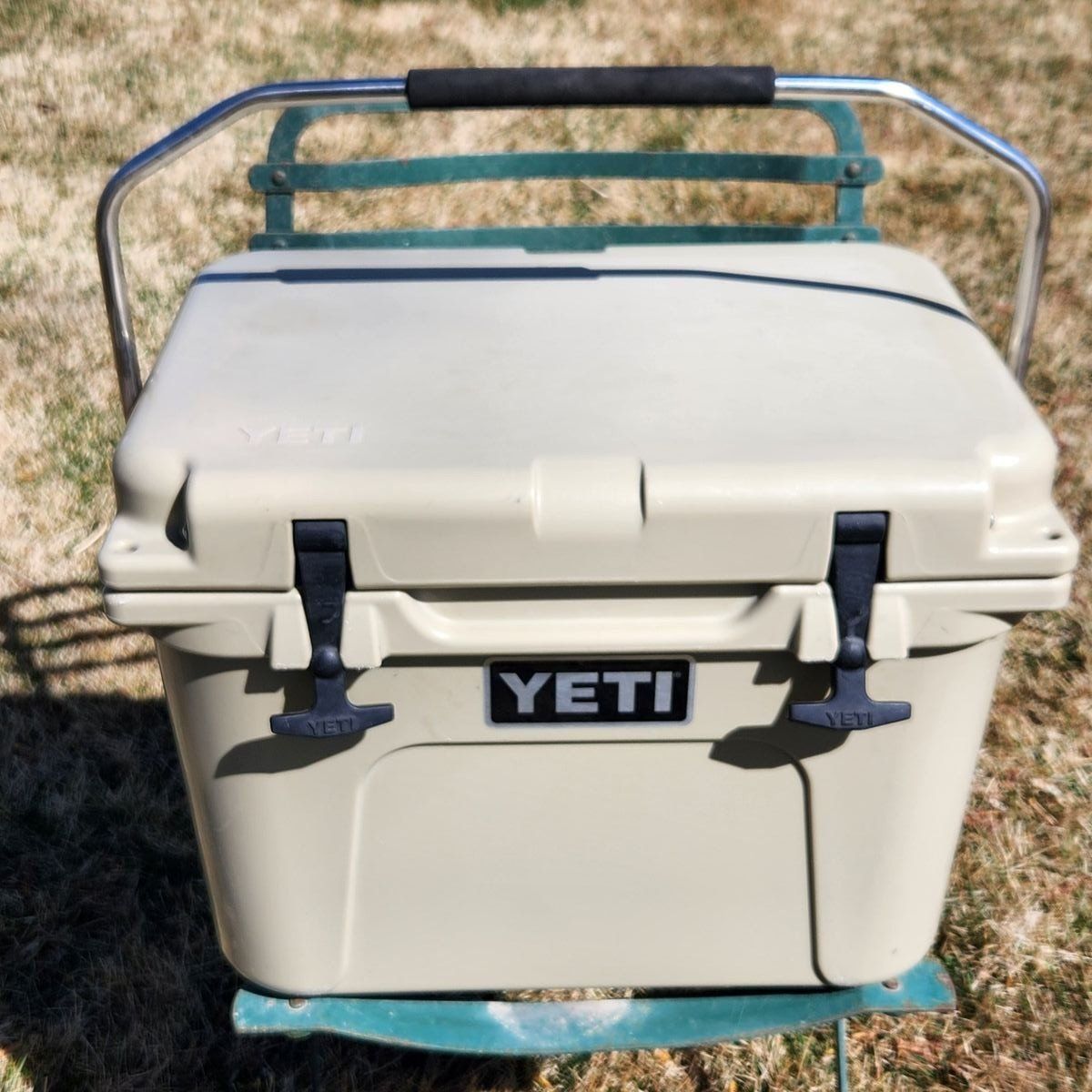 YETI Roadie 20 Qt Hard Cooler Ice Chest w Handle