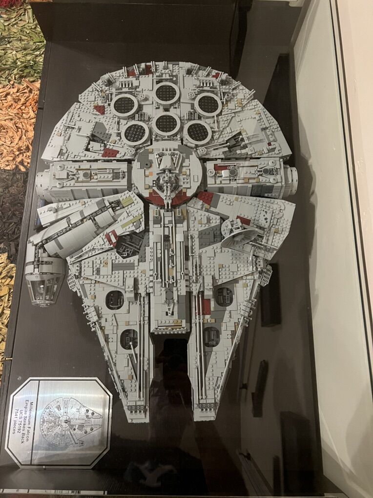 Lego UCS Millenium Falcon 75192 and table