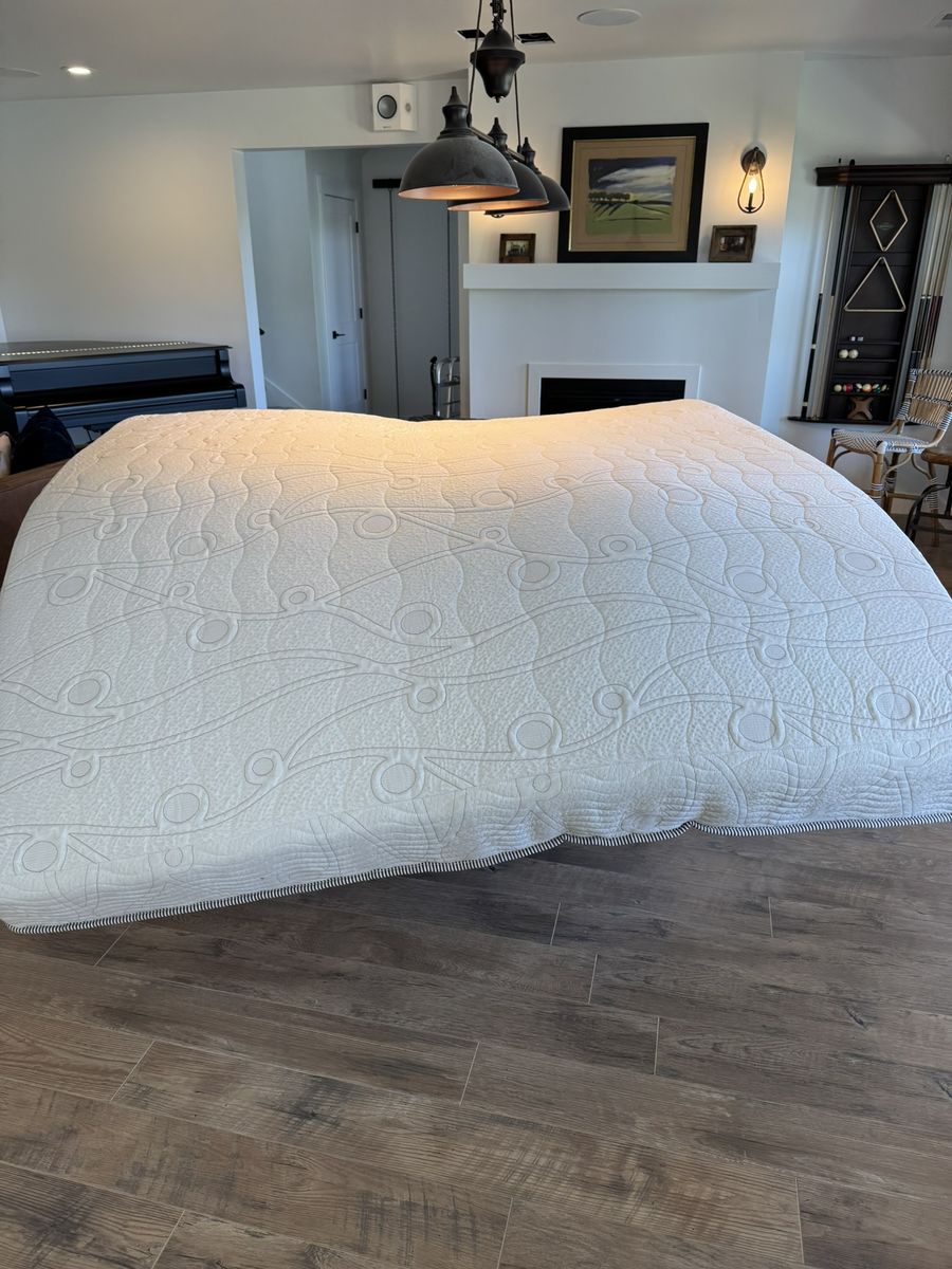 King Mattress -13 Inch Hybrid Mattress, Gel Infused Memory Foam, Pocket Spring  - like new