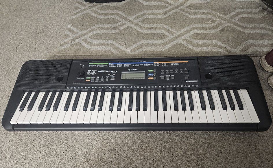 Yamaha E253 keyboard