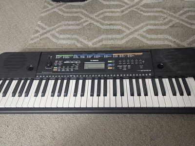 Yamaha E253 keyboard