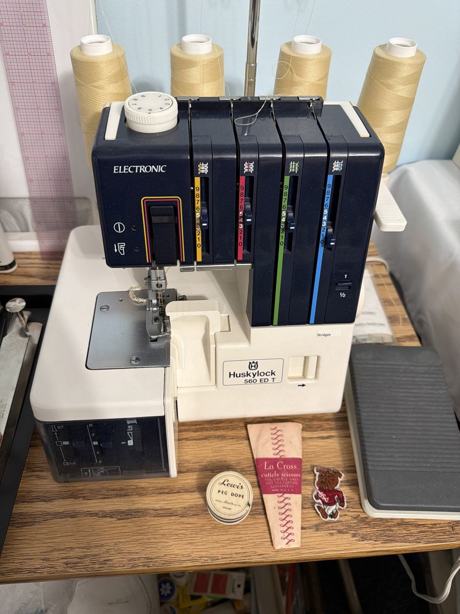 HuskyLock 560 ED T Electronic Serger Sewing Machine with Foot Pedal