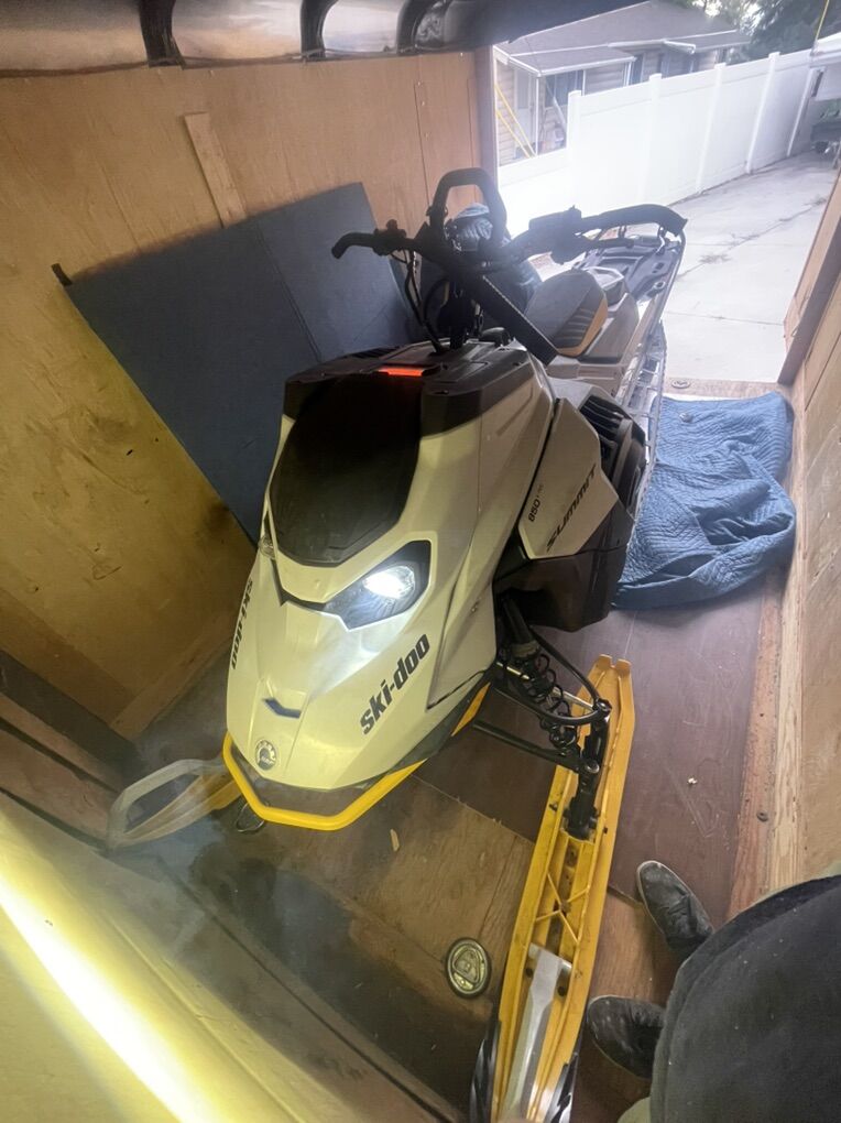 2023 Summit 850 Edge Electric Start Low Miles