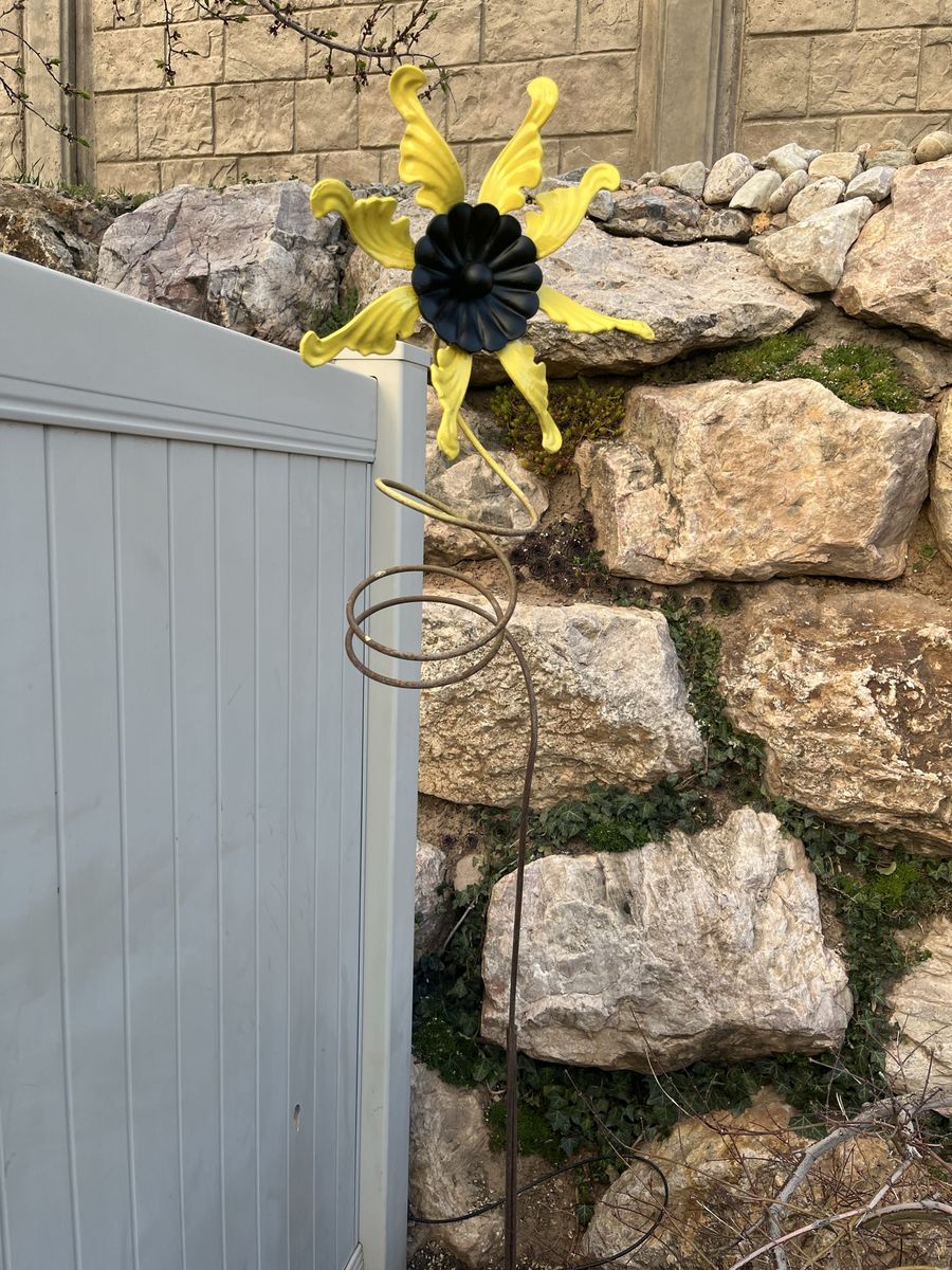 Tall Metal Flower Yard Decor