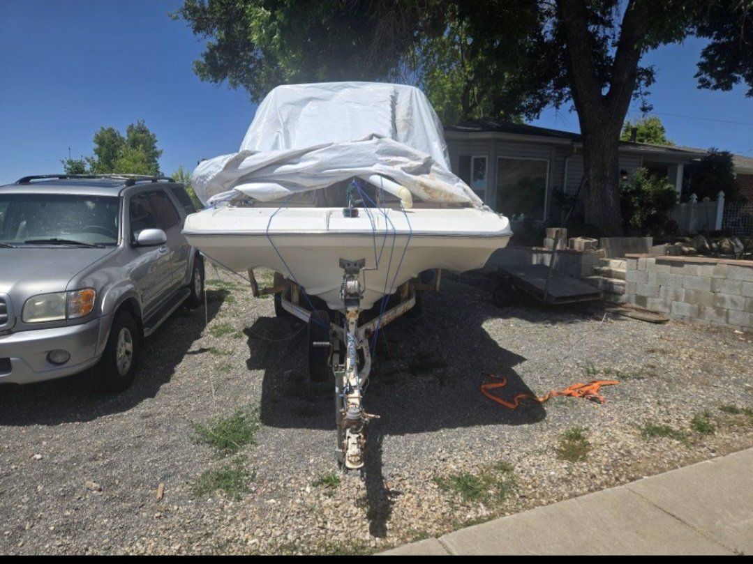 19 ft Tri-hull Mark Twain 233 Hp Mercruiser Boat