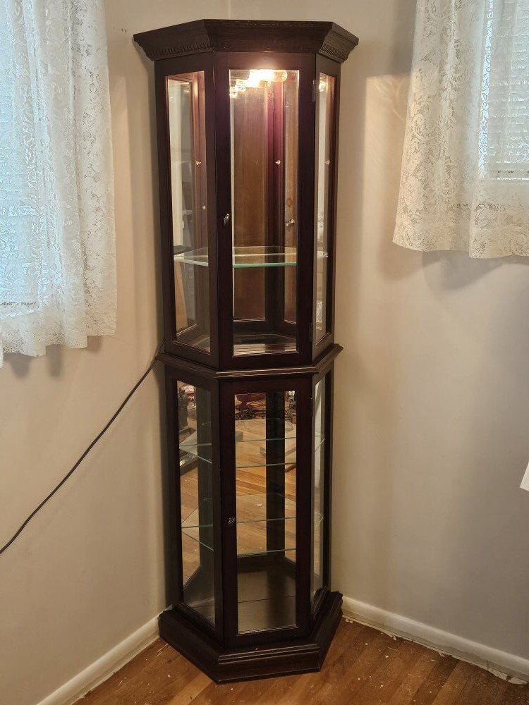 Curio cabinet great condition medium size