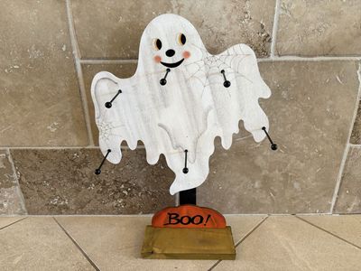 Wood Standing Ghost w/ 6 Metal Pegs