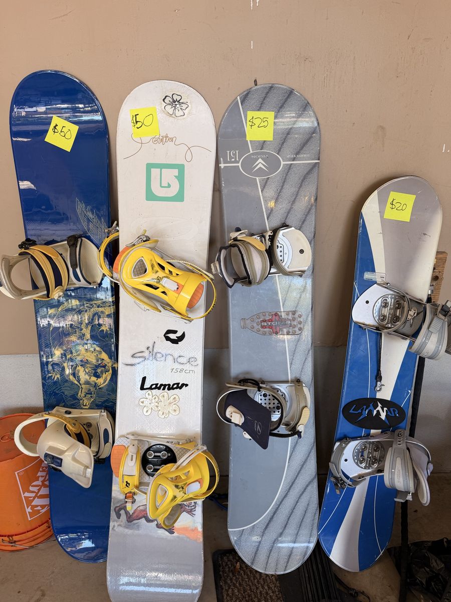 Multiple snowboards in different sizes
