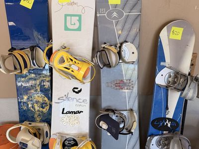 Multiple snowboards in different sizes