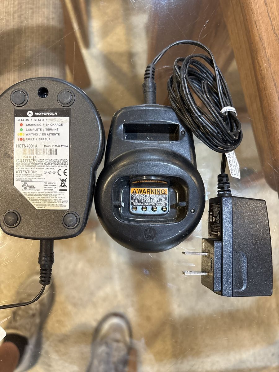 2 Motorola HCTN4001A Two-Way Radio Single Unit Charger Base & Power Supply