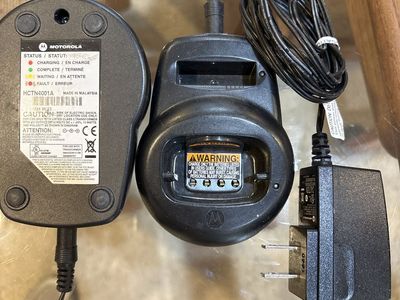 2 Motorola HCTN4001A Two-Way Radio Single Unit Charger Base & Power Supply