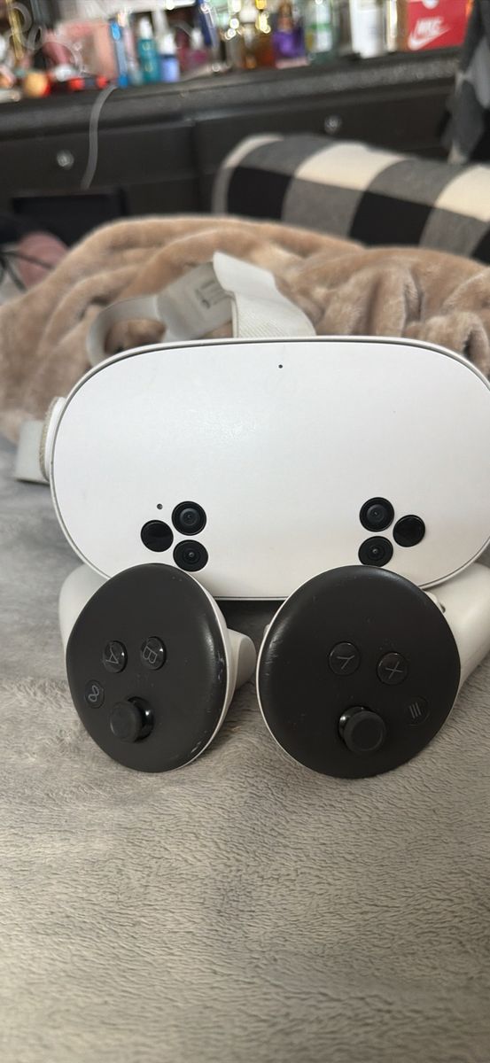 Meta Quest 3s VR Headset & Controllers - White, Immersive Virtual Reality Experience