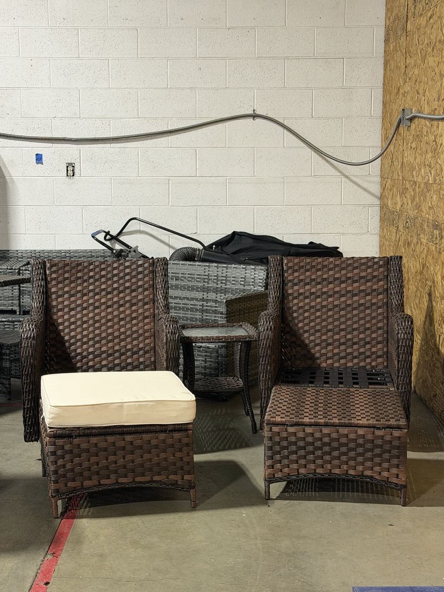 GREAT PATIO SET - CHAIRS AND TABLE - MISSING CUSHIONS