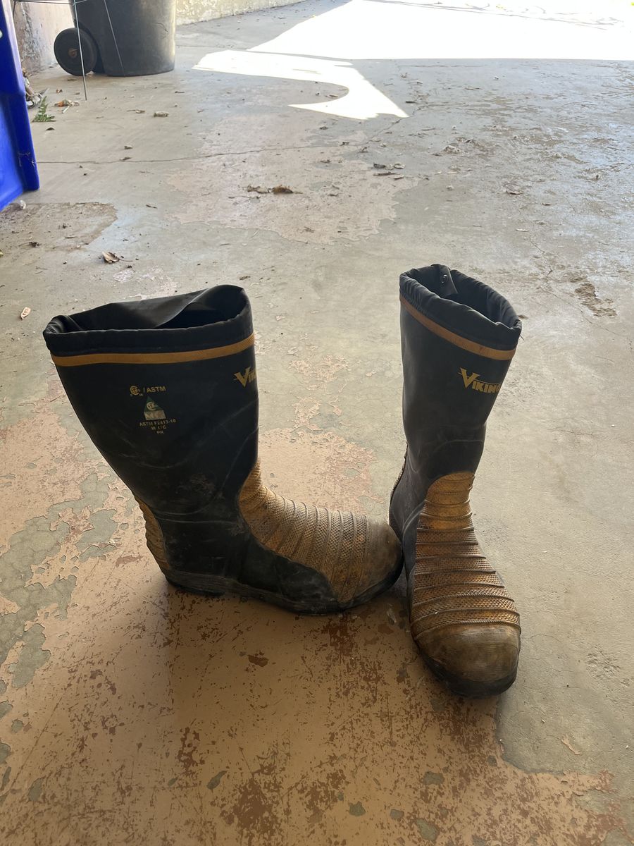 Used Viking Steel Toed Rubber Boots Size 9