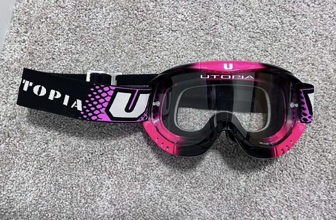 Adult Motocross Gear Bundle – Fly Elbow Guards, Fox Knee/Shin Guards & New Utopia Goggles