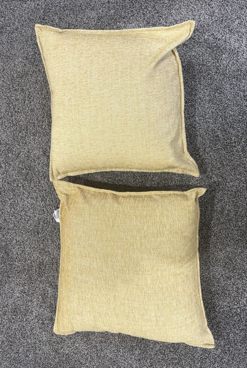 Set of 2 light yellow pillows