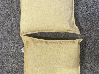 Set of 2 light yellow pillows