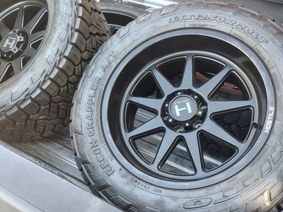 Like New 33x12.50r20 wheels and tires