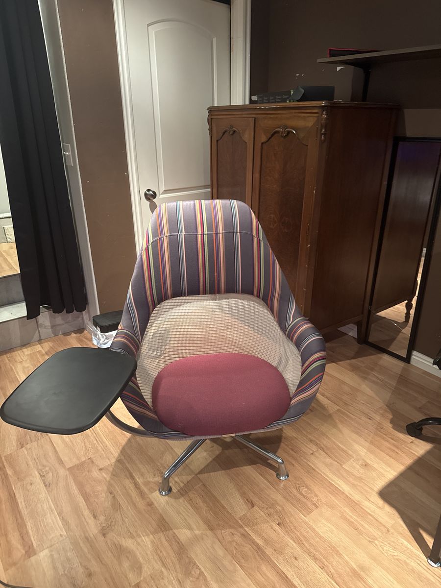 4 legged comfortable office/dining spinning chair
