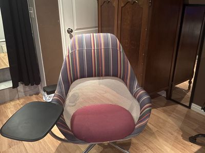 4 legged comfortable office/dining spinning chair
