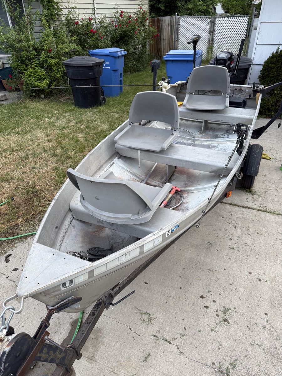 12’ Aluminum Fishing Boat w/Two Motors
