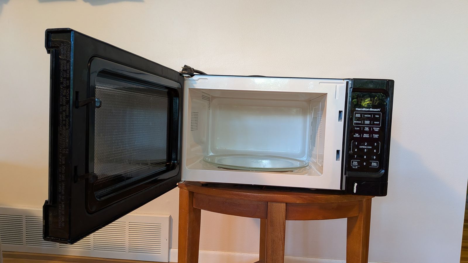 Hamilton Beach 1500W Microwave Oven, $20