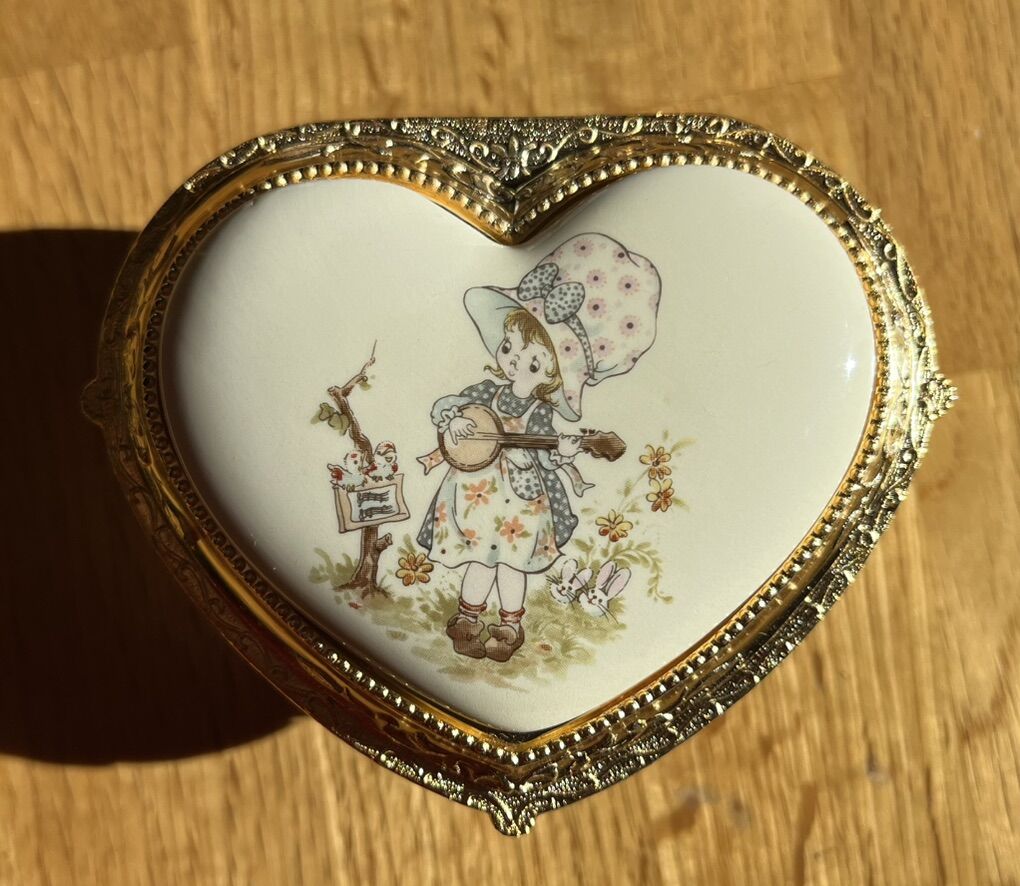 NEW Heart Shaped Porcelain-Metal Jewelry Box.