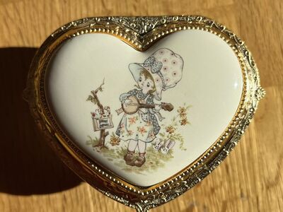 NEW Heart Shaped Porcelain-Metal Jewelry Box.