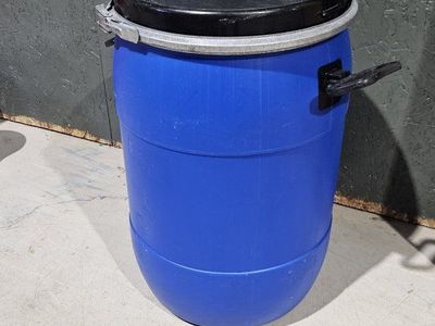 HDPE barrel w/ lid, metal lever-lock