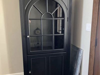Black hutch