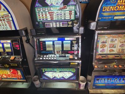 IGT Triple Diamond 5 Cent Slot Machine - Casino Arcade Game