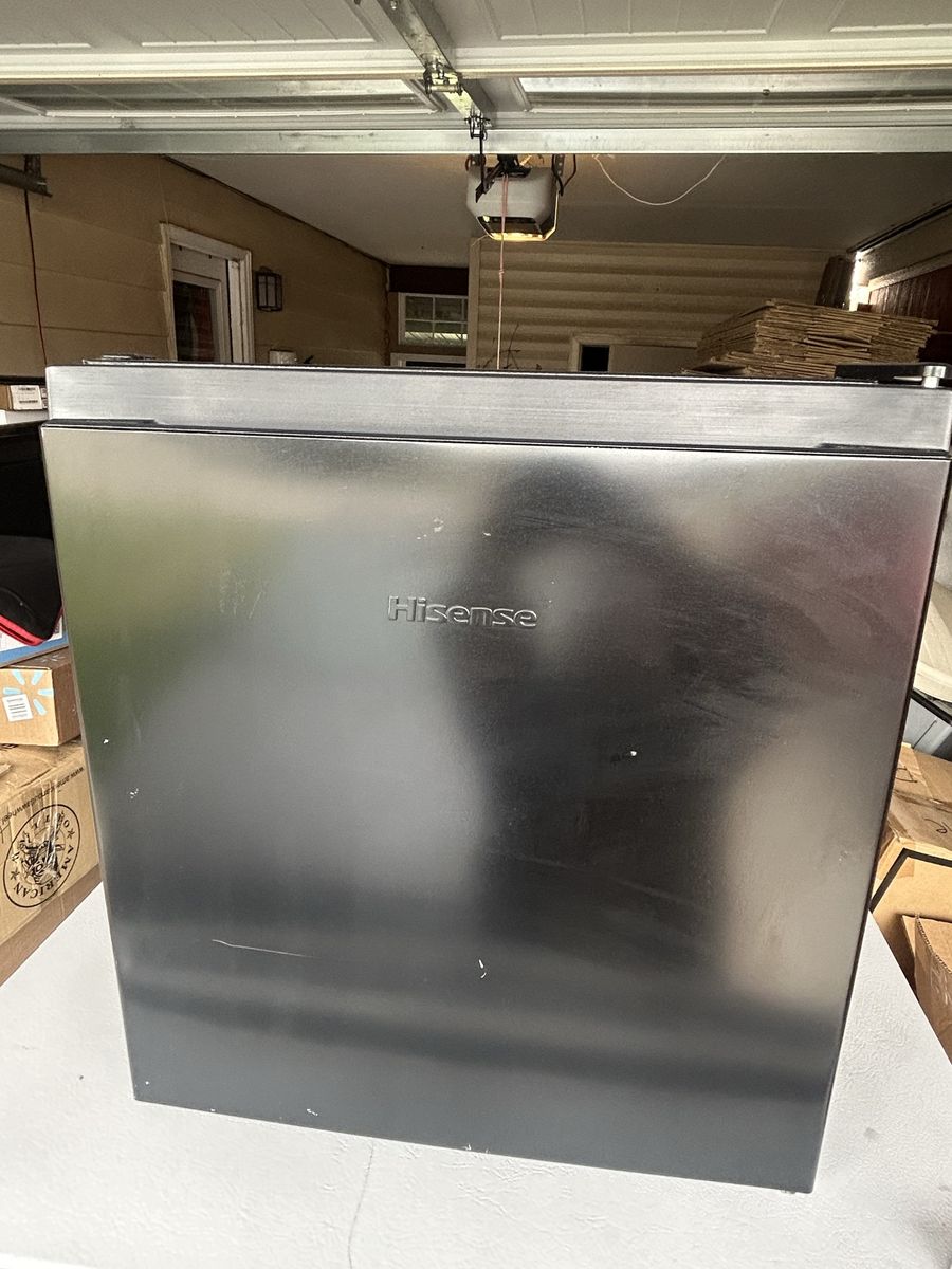 WMS017M6XBE Hisense 1.6 cft. Compact Refrigerator